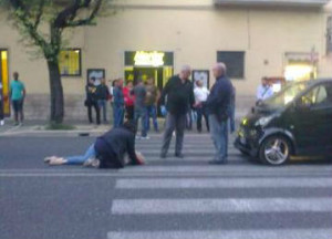 Terni, incidente in viale Curio Dentato: donna investita da un’auto