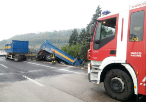 Terni, tir fuori strada in E45, motrice resta sospesa nel vuoto su viadotto
