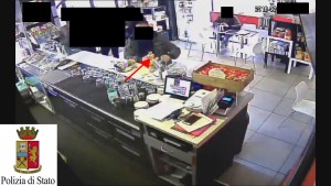 Terni, ruba contenitore con offerte del bar, ripreso da telecamere, ternano denunciato