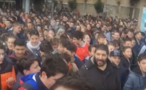 Terni, arrivano gli youtubers e piazza Tacito si riempie di ragazzini armati di smartphone