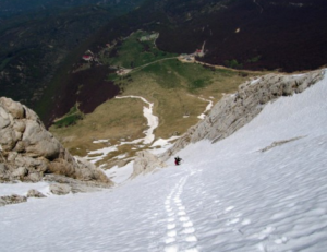 Terni, scivola per 400 metri mentre scala una cima del Gran Sasso: illeso ternano
