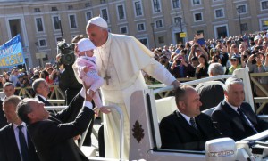 Fondazione Aiutiamoli a Vivere dal Papa, bimbo ospitato a Terni baciato da Francesco