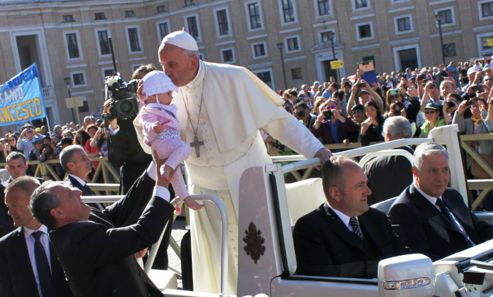 Papa bacia bimbo ospitato a Terni