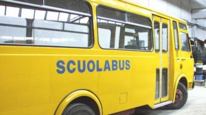 Attigliano, autista muore sullo scuolabus per un malore, bimba salva per miracolo