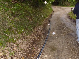 Terni, vocabolo Palombara, residenti infuriati: tubo dell’acqua in mezzo alla strada da 4 anni