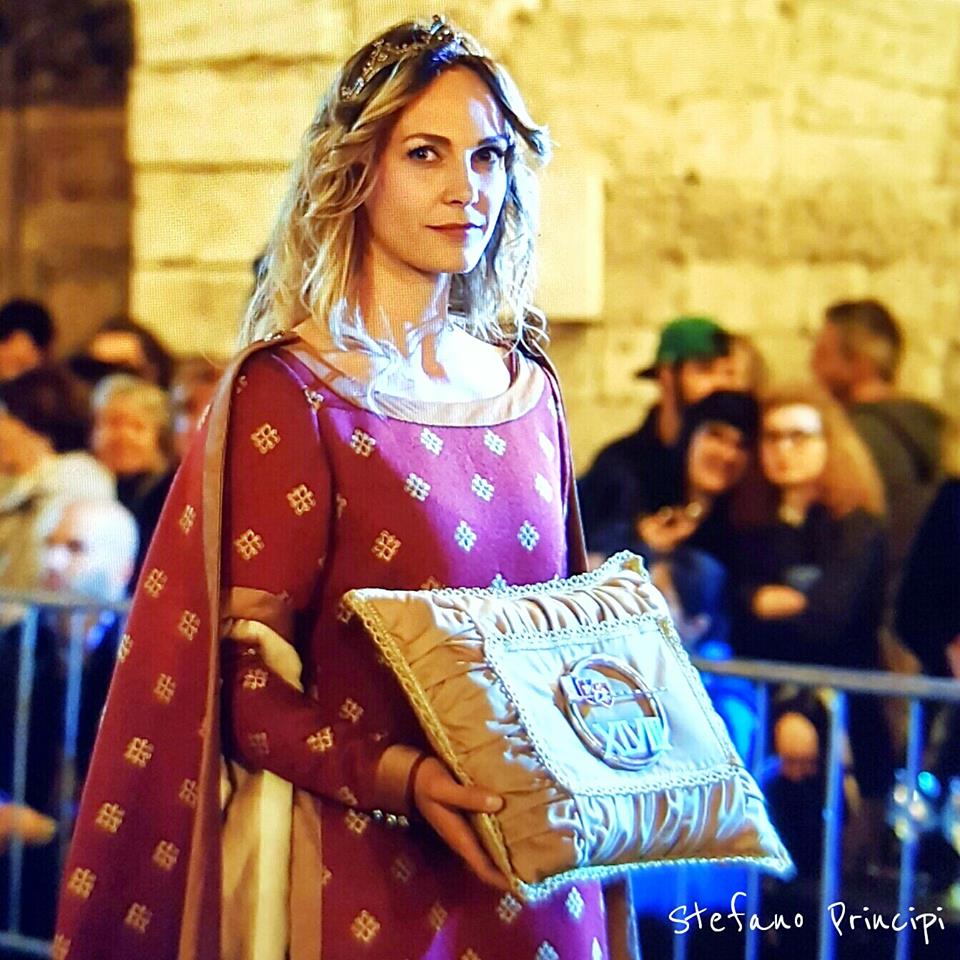 Sara Zanier nella sfilata a Narni (foto Stefano Principi)