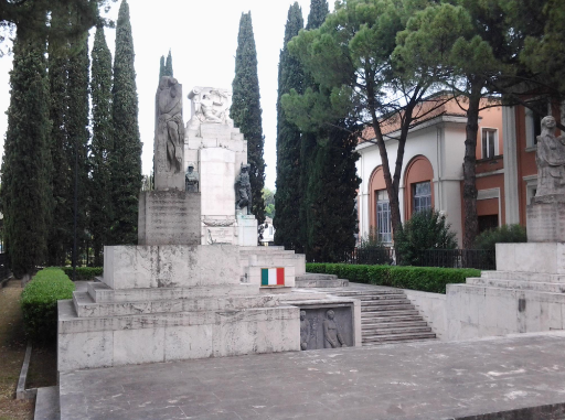 Piazza Briccialdi Monumento ai caduti
