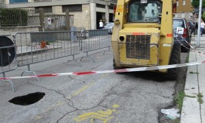 Terni, a via Rismondo voragine ancora aperta dopo 21 giorni. E la frana si allarga