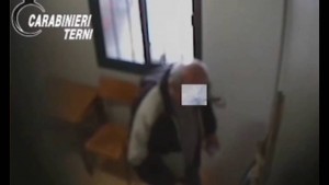 Stroncone, dipendenti arrestati per assenteismo: il video dei “furbetti del cartellino”