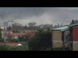 Ast, si alza grande nuvola grigia, polvere e puzza si diffonde in città