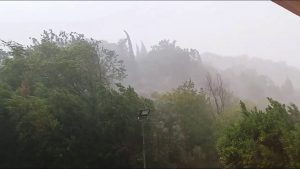 Terni, bufera si abbatte in città, pioggia e grandine “in orizzontale”, allagamenti e rami caduti
