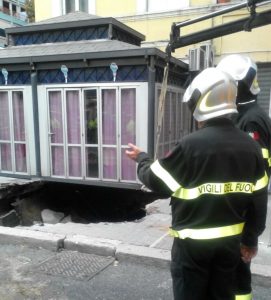 Terni, voragine in piazza Valnerina