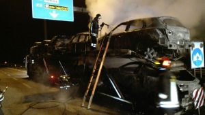 Terni, bisarca a fuoco su E45: distrutto carico di auto