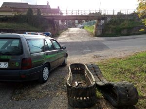 Terni, grossi cingoli abbandonati sul ciglio della strada
