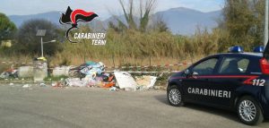 Terni, carabinieri scoprono discarica abusiva: anche eternit tra i rifiuti