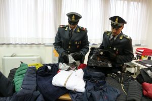Terni, trasporta capi di abbigliamento contraffatti: senegalese denunciato