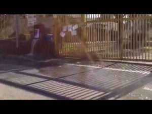 Terni, freddo inteso da giorni: si rompono tubature. Perdita d’acqua fuori da scuola