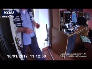 Terni, terremoto: video in casa riprende uomo che cade dalla sedia