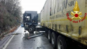 Terni, tir si intraversa, traffico bloccato lungo la Flaminia per Spoleto