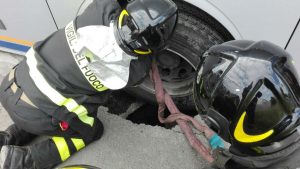 Terni, bus finisce in maxi-buca a Maratta e resta bloccato