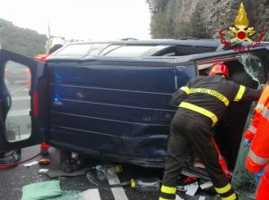 Terni, incidente su RaTo, auto si ribalta: anziani incastrati, liberati da vigili del fuoco