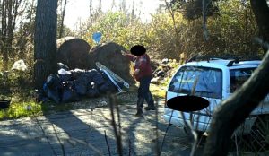 Narni, telecamere riprendono abbandono in strada dei rifiuti