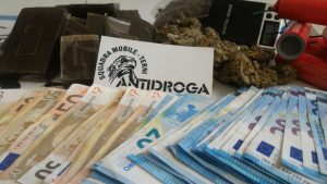 Terni, droghe di ogni tipo in casa: 41enne ternano arrestato, sequestrati 2 chili e mezzo