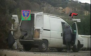 Amelia, abbandonano rifiuti in discarica abusiva: 13 persone riprese da telecamere e multate