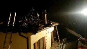 San Gemini, a fuoco canna fumaria, si incendia il tetto: intossicazioni da fumo