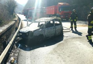 Incidente sulla Somma, auto finisce contro albero e va a fuoco