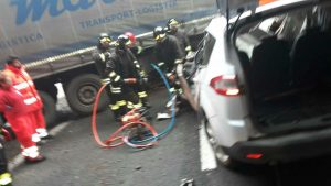 Terni, tir salta new jersey e invade corsia opposta: incidente mortale sul RaTo