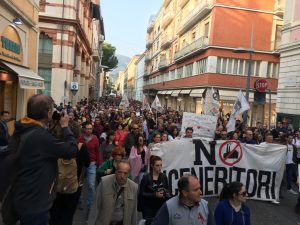 Terni, in migliaia in piazza contro gli inceneritori: “I ternani si sono tolti l’anello al naso”