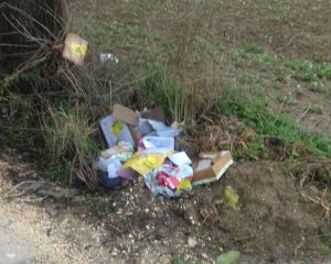 Narni, rubano pacchi ad azienda di corrieri e ne abbandonano in strada alcuni