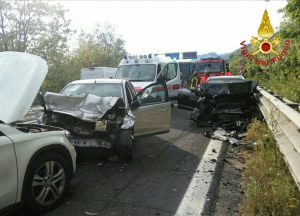 Terni, incidente tra 3 auto lungo la Flaminia: 4 persone ferite