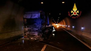 Terni, tir in fiamme all’interno galleria E45: nessun ferito ma traffico bloccato