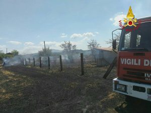 Attigliano, a fuoco un campo di 3 ettari, vigili del fuoco salvano rimessa agricola