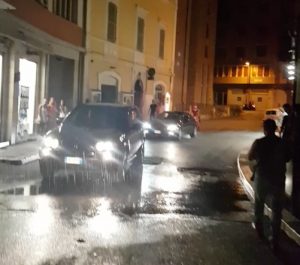 Terni, in centro spunta la nuvola di Fantozzi: piove in un punto, ma è solo un tubo rotto